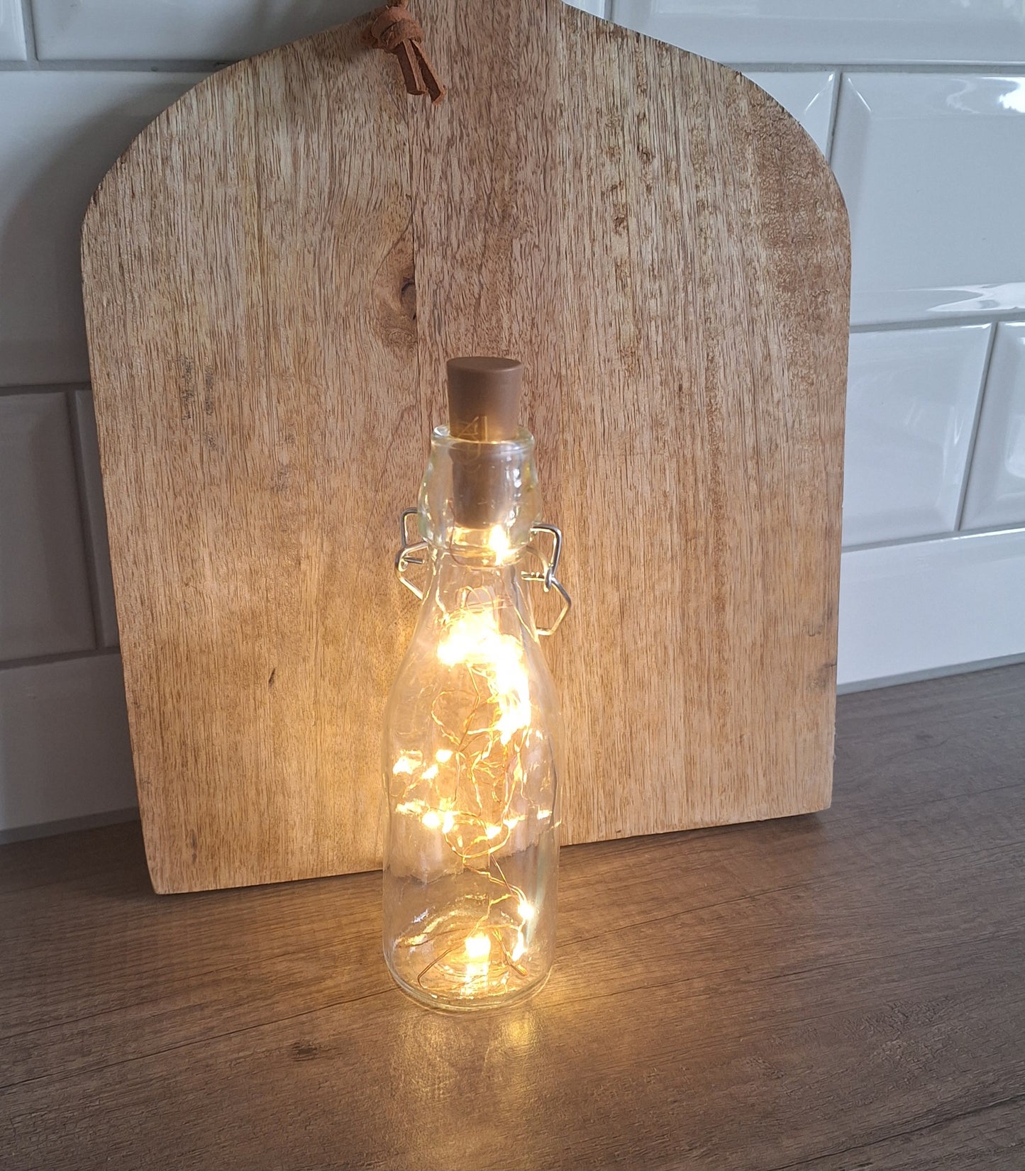 Flaschenvase mit Lichterkette