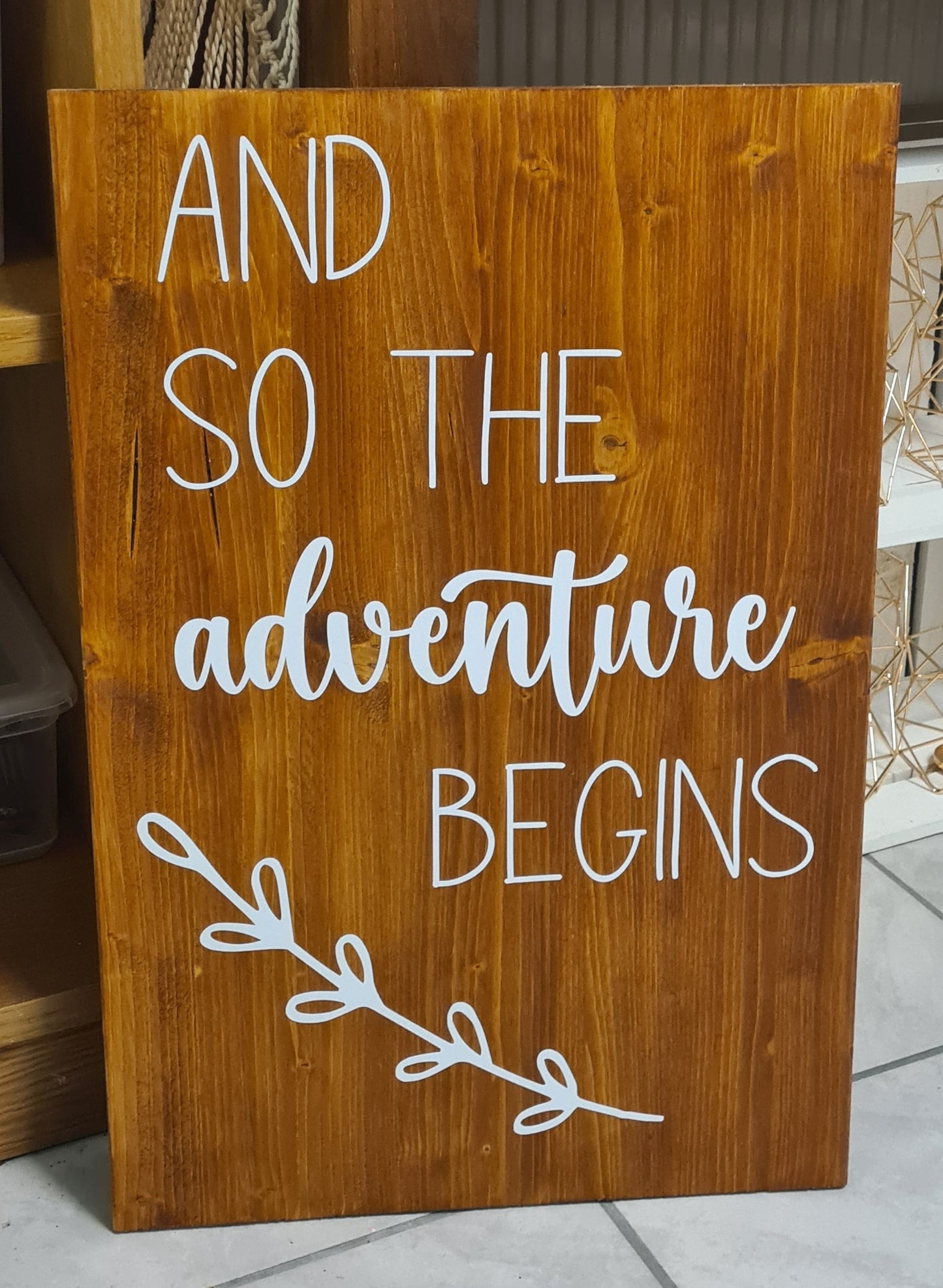 Schild "and so the adventure begins"