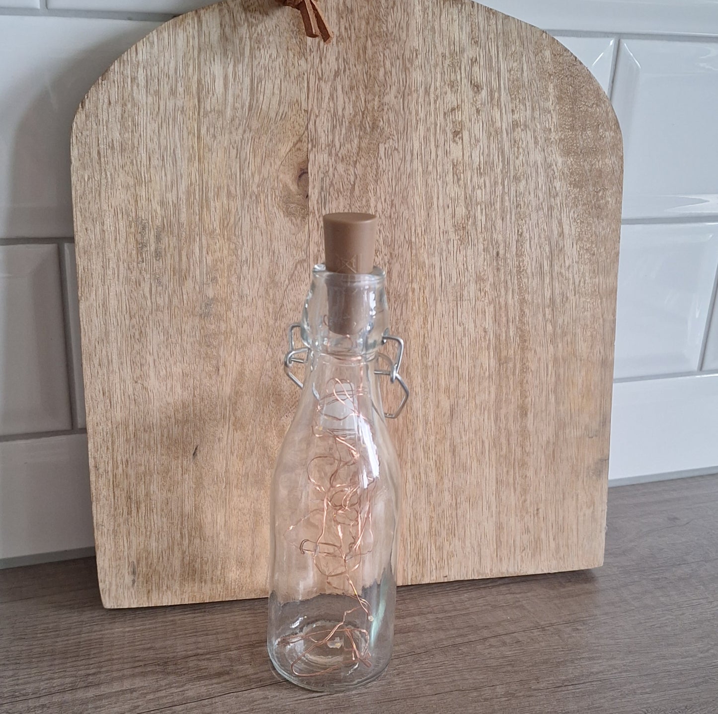 Flaschenvase mit Lichterkette